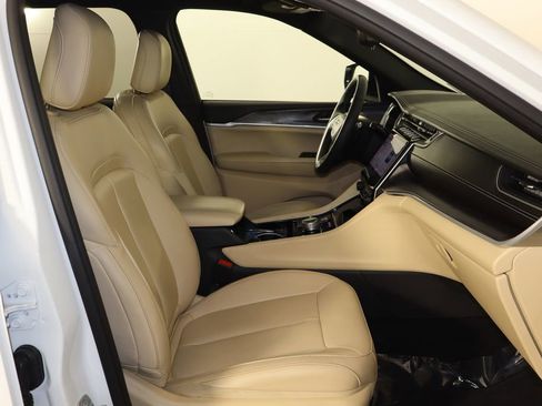 Used 2023 Jeep Grand Cherokee Limited image 16