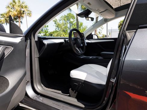 Used 2023 Tesla Model Y Long Range AWD/4WD image 23