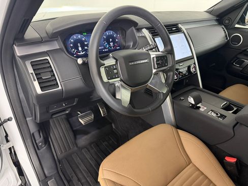 Used 2025 Land Rover Discovery Dynamic SE image 4