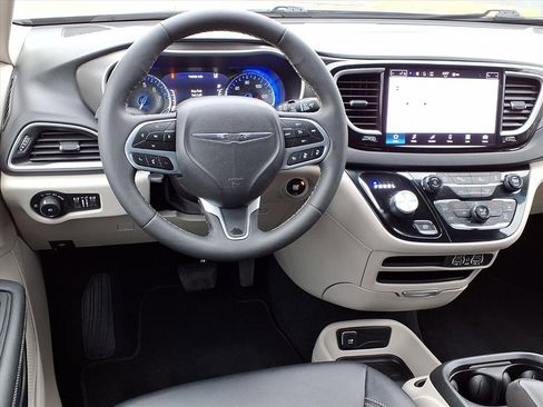 Used 2024 Chrysler Pacifica Touring-L image 6