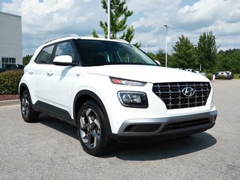 Used 2025 Hyundai Venue SEL FWD image 3