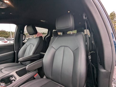 Used 2025 Chrysler Pacifica Select image 9