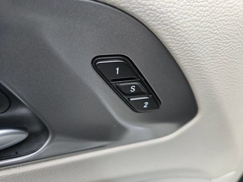 Used 2023 Chrysler Pacifica Touring-L FWD image 21