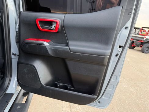 Used 2018 Toyota Tacoma TRD Off-Road image 17