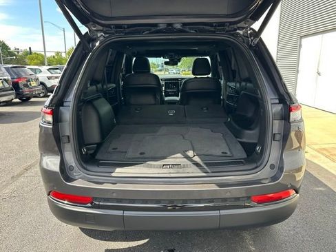 Used 2023 Jeep Grand Cherokee Altitude AWD/4WD image 18