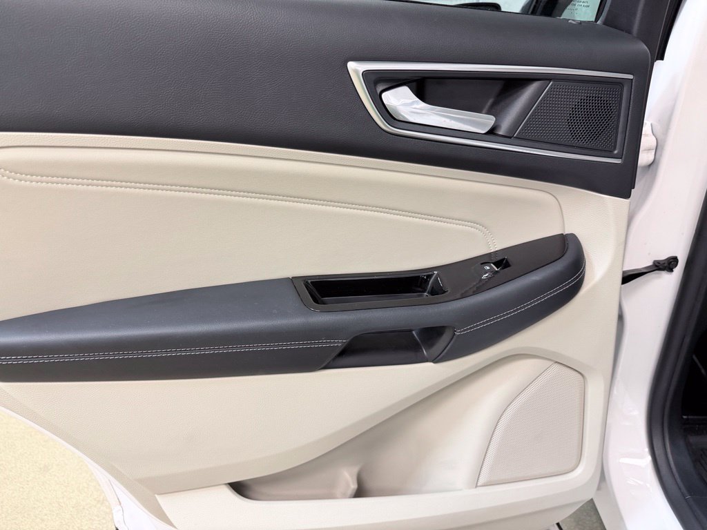 Used 2019 Ford Edge Titanium w/ Cold Weather Package AWD/4WD image 17
