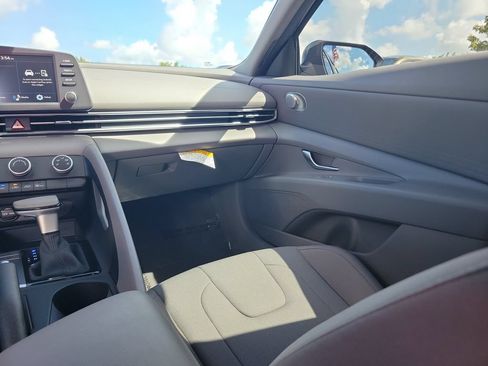 Used 2025 Hyundai Elantra SE FWD image 16