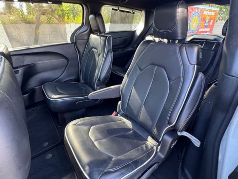 Used 2025 Chrysler Pacifica Limited FWD image 12