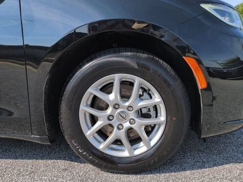 Certified 2024 Chrysler Pacifica Touring-L FWD image 10