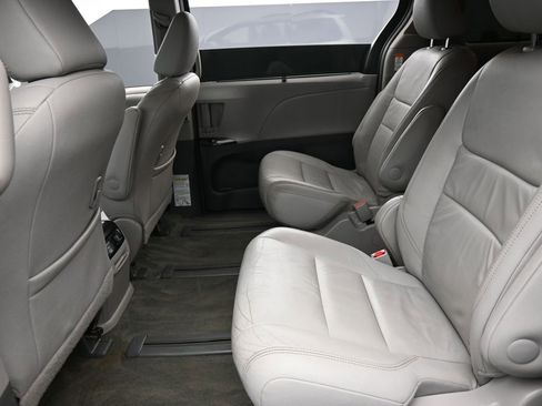 Used 2016 Toyota Sienna XLE image 11