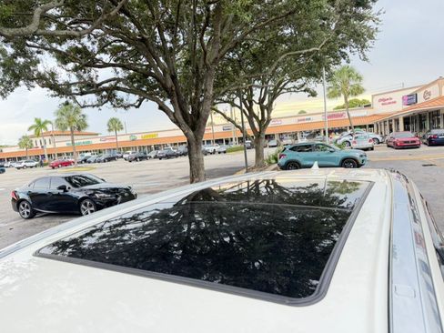Used 2019 Toyota Highlander Limited Platinum FWD image 8