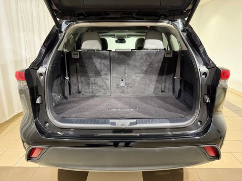 Used 2023 Toyota Highlander XLE image 12