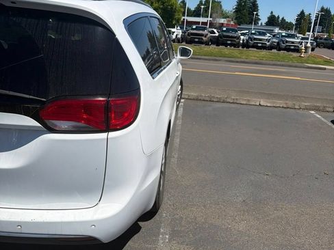 Used 2018 Chrysler Pacifica Touring-L FWD image 16