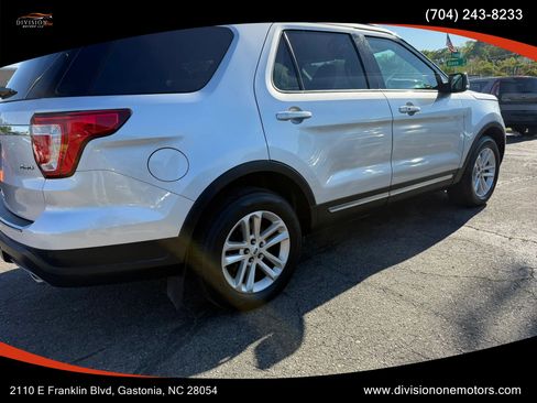 Used 2018 Ford Explorer XLT w/ Equipment Group 202A AWD/4WD image 4