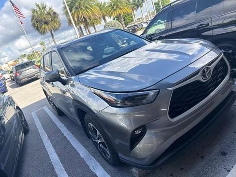 Used 2025 Toyota Highlander XLE image 3