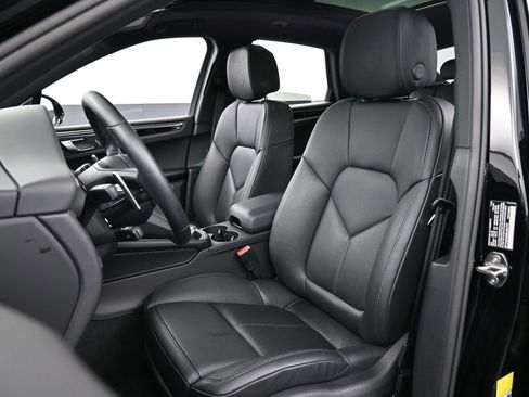 Certified 2025 Porsche Macan image 5