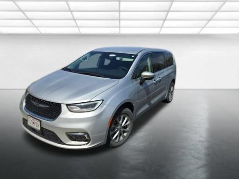 Used 2023 Chrysler Pacifica Touring-L AWD/4WD image 3