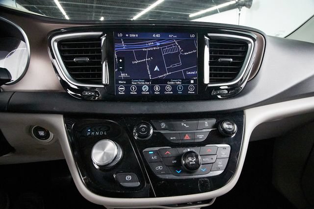 Used 2018 Chrysler Pacifica Touring-L Plus FWD image 17