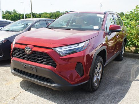 Used 2022 Toyota RAV4 XLE w/ Convenience Package FWD image 1