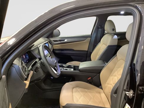 Used 2024 Volkswagen Atlas Cross Sport SE w/ Panoramic Sunroof Package FWD image 11