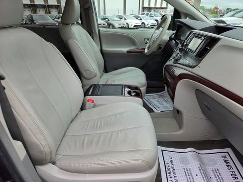 Used 2014 Toyota Sienna XLE w/ Entertainment Package FWD image 32