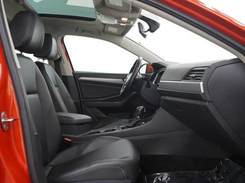 Used 2019 Volkswagen Jetta SE w/ Cold Weather Package FWD image 11