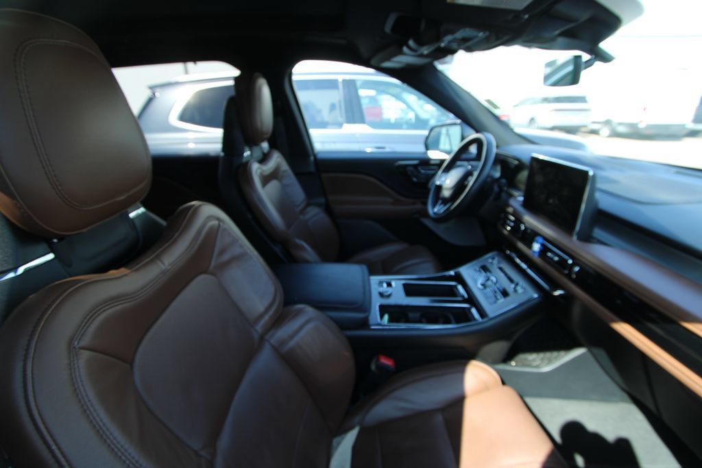 Used 2022 Lincoln Aviator Reserve w/ Equipment Group 201A AWD/4WD image 16