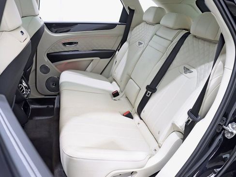 Used 2024 Bentley Bentayga Plug-In Hybrid image 38