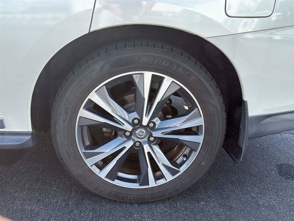 Used 2017 Nissan Pathfinder Platinum w/ Family Entertainment Package FWD image 13