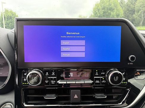 Certified 2025 Toyota Highlander Platinum AWD/4WD image 16