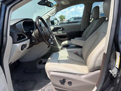 Used 2020 Chrysler Pacifica Touring-L Plus FWD image 14