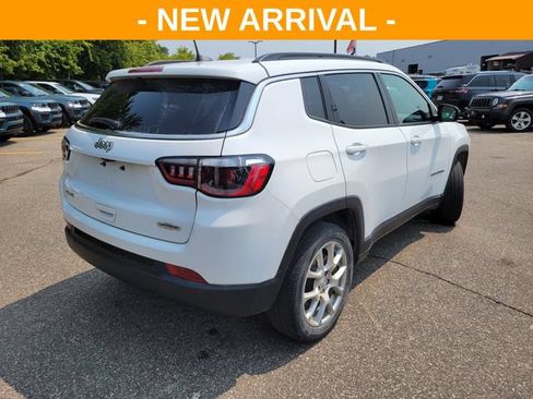 Used 2023 Jeep Compass Latitude AWD/4WD image 3