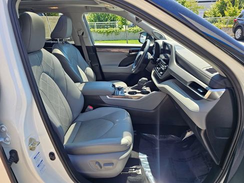 Used 2020 Toyota Highlander Platinum AWD/4WD image 11