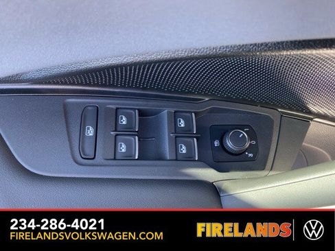 New 2025 Volkswagen Tiguan SE image 24