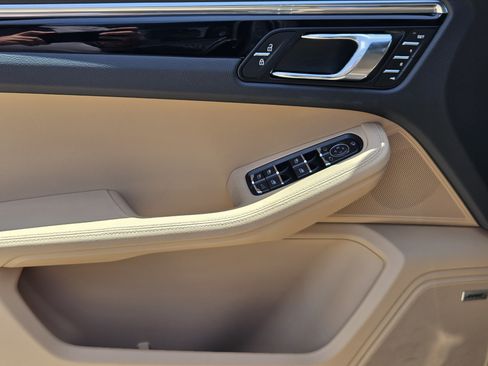 Certified 2026 Porsche Macan AWD/4WD image 22