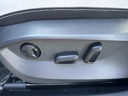 Certified 2025 Volkswagen Taos SE w/ Panoramic Sunroof Package image 21