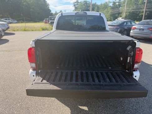 Used 2018 Toyota Tacoma TRD Sport w/ Technology Package AWD/4WD image 11