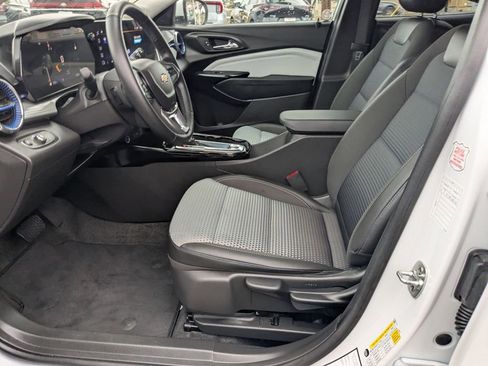 Used 2025 Chevrolet Trax LT w/ LT Convenience Package image 11