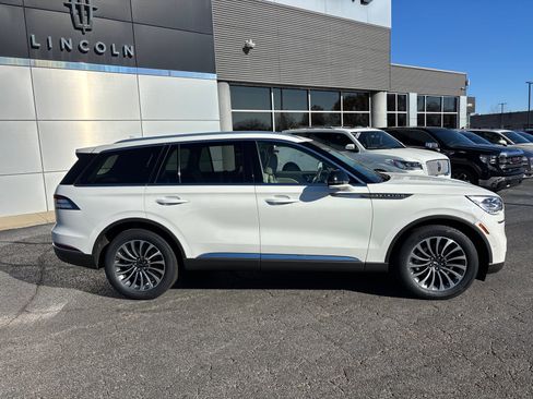 Certified 2022 Lincoln Aviator Reserve w/ Equipment Group 201A image 8