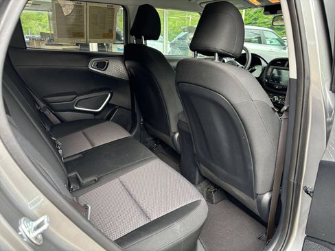 Used 2025 Kia Soul LX w/ LX Technology Package FWD image 37