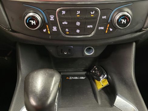 Used 2022 Chevrolet Traverse LT image 18