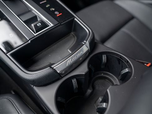 Certified 2025 Porsche Macan image 14