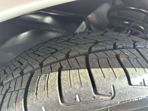 Used 2018 Ford Fusion SE w/ Fusion SE Technology Package image 12