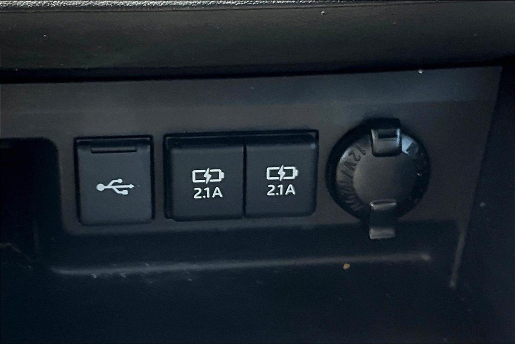 Used 2021 Toyota Highlander LE AWD/4WD image 28