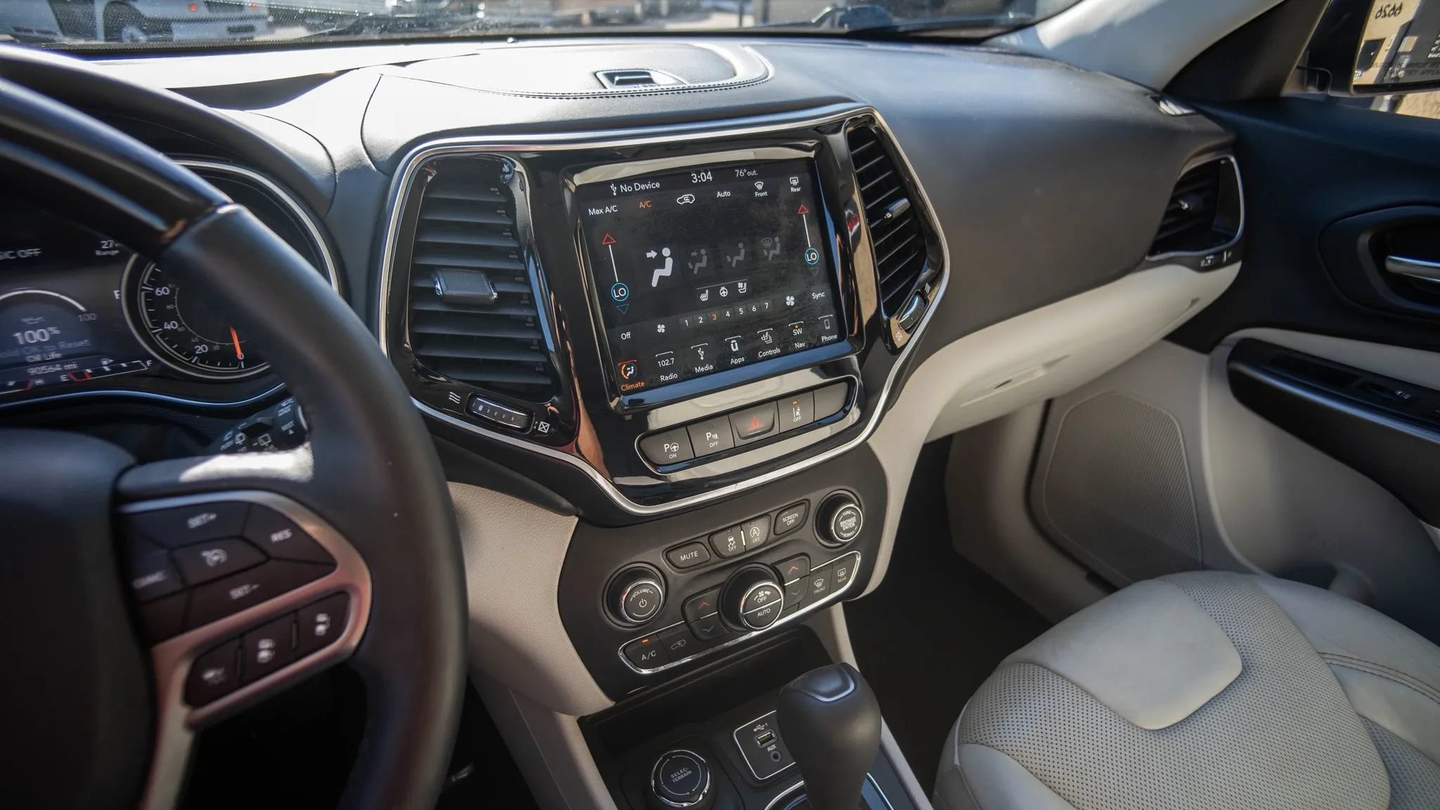Used 2019 Jeep Cherokee Overland w/ Technology Group AWD/4WD image 22