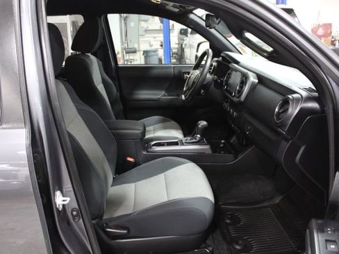 Used 2021 Toyota Tacoma TRD Off-Road image 12