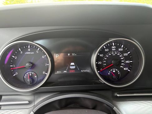 Used 2024 Kia Carnival LX FWD image 27