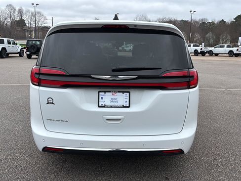 Used 2023 Chrysler Pacifica Touring-L image 4