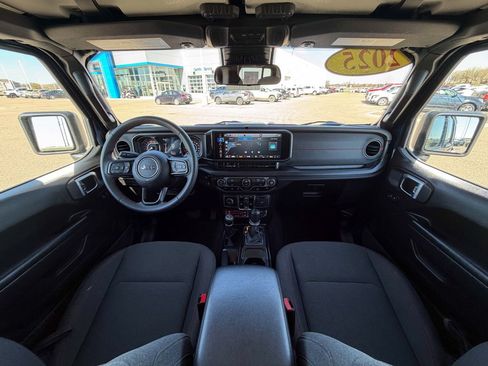 Used 2025 Jeep Wrangler Unlimited Rubicon AWD/4WD image 27