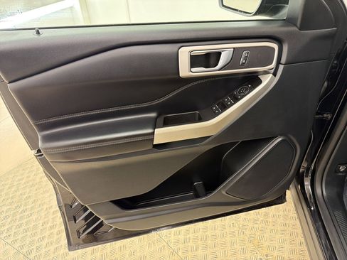 Used 2021 Ford Explorer XLT RWD image 12